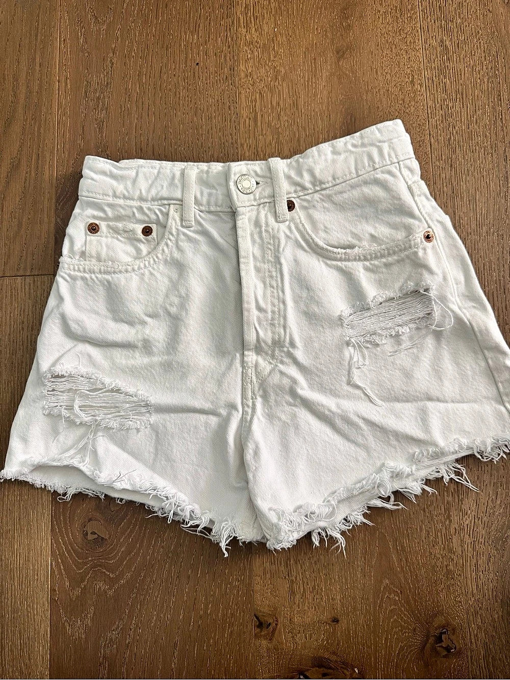 Zara Distressed Denim Shorts in White Size 2